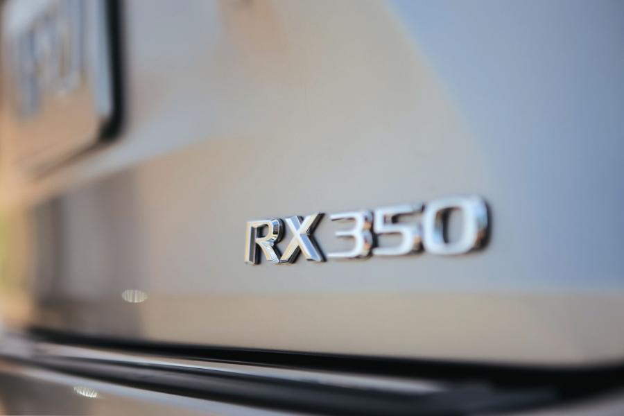 Логотип Lexus RX350 F-Sport 2019 года  (NA) (фото 21 из 38)